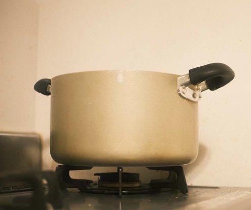 鍋に花を入れて煮込んで作る煮沸法です