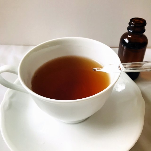 フラワーエッセンスは水やお茶に入れて飲むことができます。